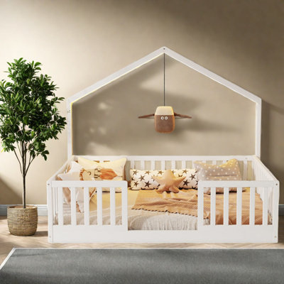 Lit Montessori moderne en bois blanc avec rails pour enfants