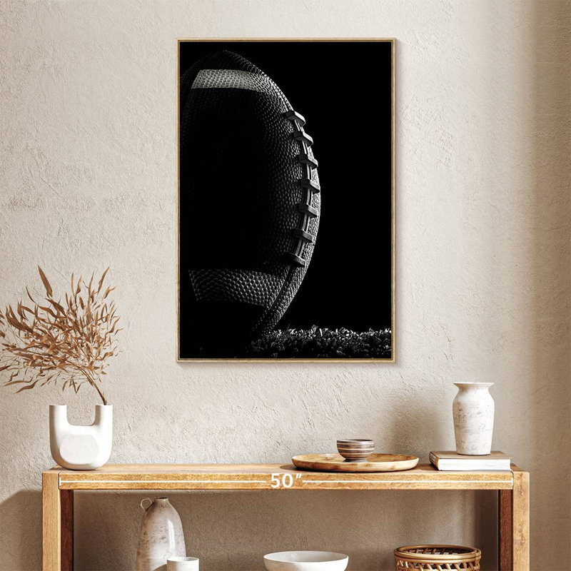 Football monochrome, Cadre flottant en bois naturel, 25" x 37"