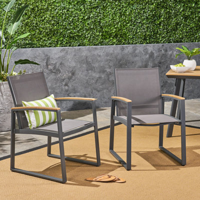 Chaises de salle à manger (paire) - sièges d'extérieur en aluminium gris. Poignées en faux bras, siège en filet. Rouille de 25,1 po x P 22,42 po et de H 33,86 po. Style Mid-Century moderne. Chaise de 10,21 lb, paquet de 26,96 po. 26,5 po; 27,5 po; 9,5 po