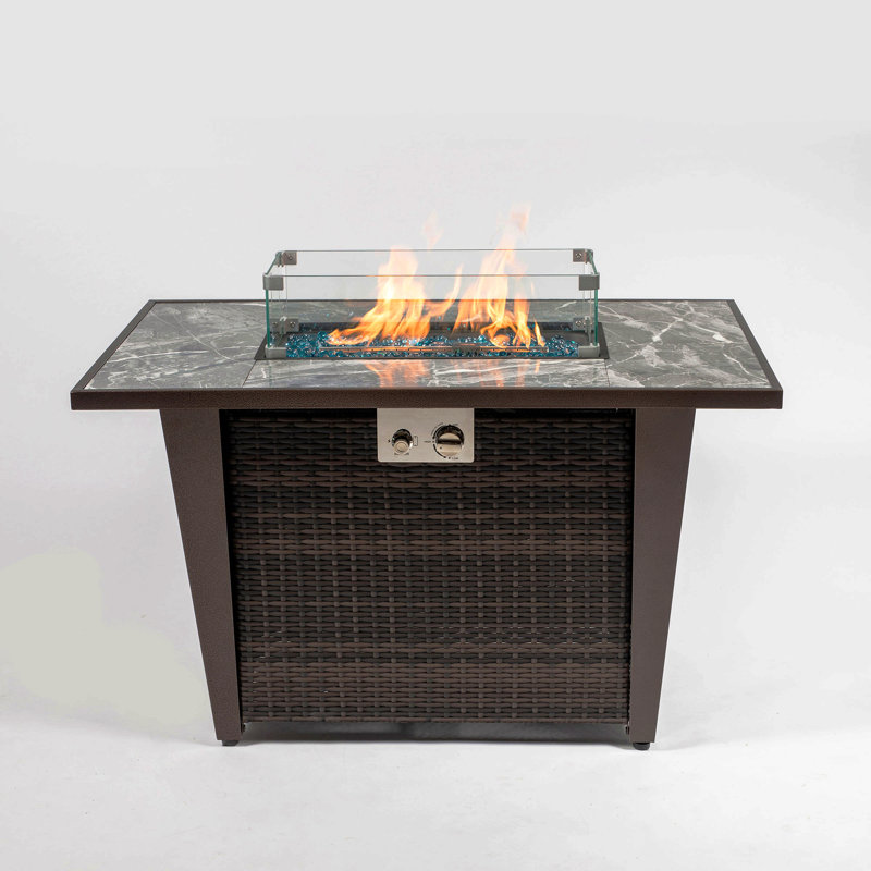 Table de foyer d'extérieur 42 po en rotin avec plateau en céramique, pare-vent en verre et housse de pluie, couvercle