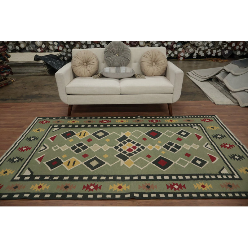 Tapis vert Kilim 5 x 8 pour mettre en valeur votre décor