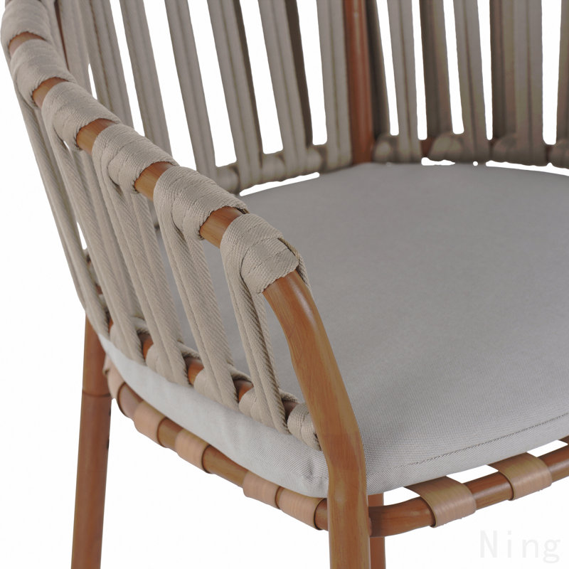 Tabouret de bar d'extérieur en corde de métal, structure au fini teck et coussin beige, ensemble de 4