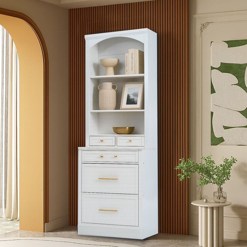 Grand garde-manger avec rangement ouvert pour la salle de bain avec tablettes ouvertes, tiroirs et comptoir en faux marbre pour la salle à manger ou la cuisine