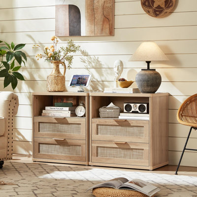 Table de chevet en rotin de 23 po avec station de charge, table de chevet en bois avec deux tiroirs et tablette ouverte, armoire de rangement bohémienne pour chambre à coucher et salon