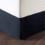 Édredon pour grand lit 8 pièces. Bleu marine / argent. Médaillon séduisant. Remplir. Comprend 1 édredon, 2 taies décoratives européennes, des coussins décoratifs et une jupe de lit. Lavable à la machine pour grand lit. Tissage gracieux. Comprend