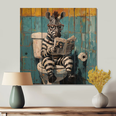 Drôle de zèbre lisant un journal dans une toilette II - décoration murale animal zèbre sur bois de pin naturel