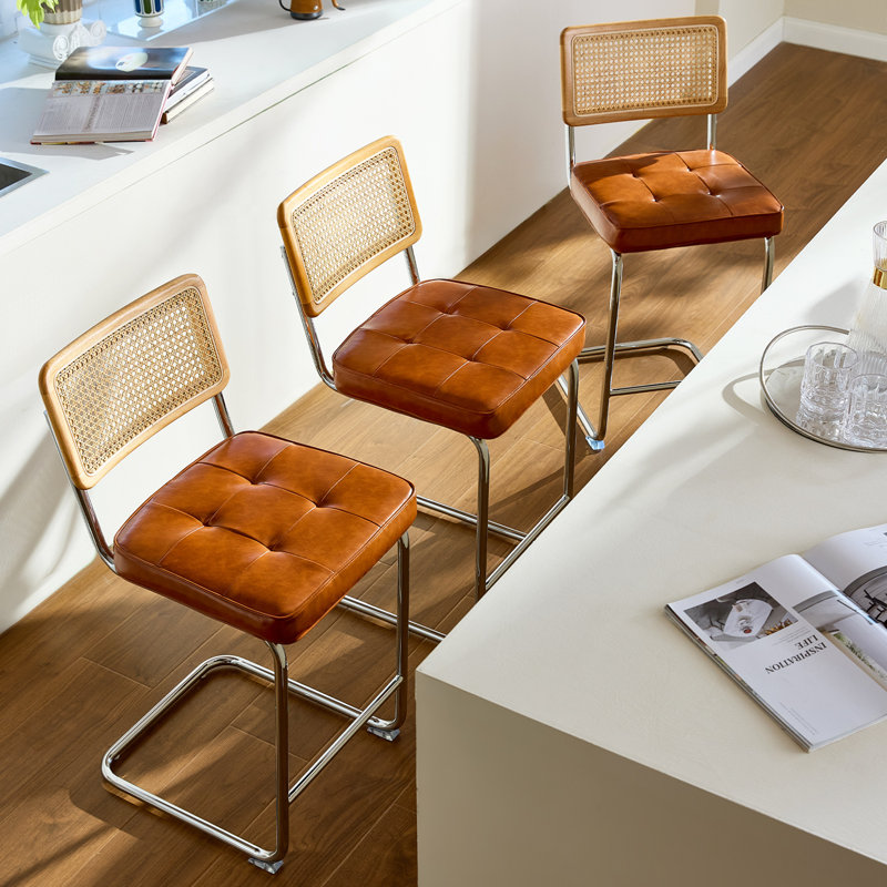 Tabourets de bar en rotin naturel avec dossier en bois massif, tabourets à hauteur de comptoir de style moderne Mid-Century de 24 pouces, tabouret Boho en similicuir brun pour comptoir de cuisine avec pieds en métal chromé