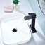 Robinet de lavabo de salle de bain à poignée simple avec bec cascade-115745021