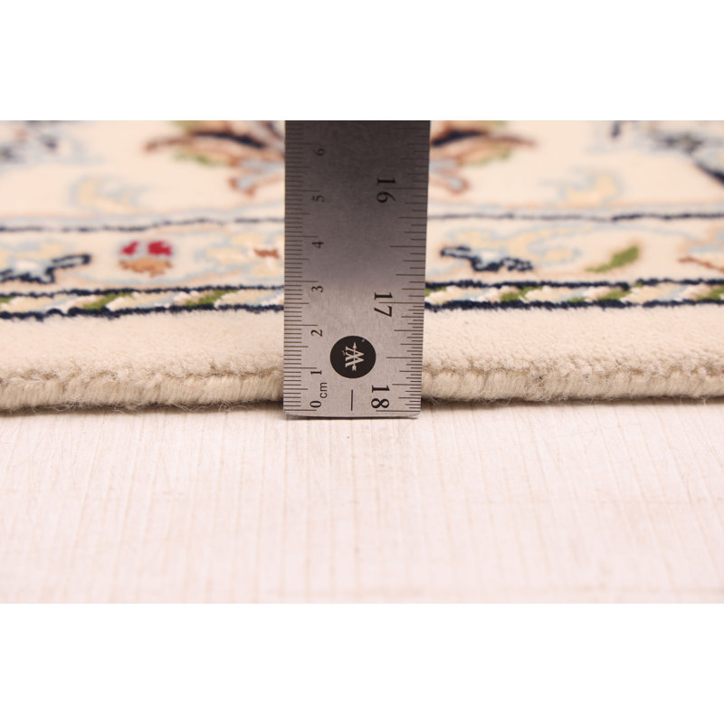 Tapis crème Nain 5 pi 8 po x 5 pi 11 po
