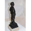 Statue de garçon debout en bronze Kensa - Taille: L 7,5 po x l 7,5 po x H 23,5 po.
