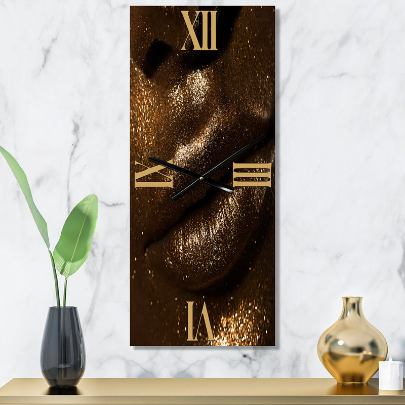 «Woman Lips with Glitter and Spangle» - Horloge murale moderne, Petit