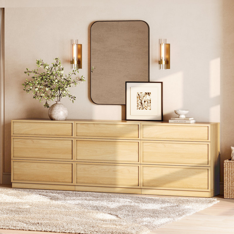 Ensemble de 3 pièces comprenant une commode et deux tables de chevet. Commode de 240 cm (94,5 pouces) avec 9 tiroirs et deux tables de chevet avec 3 tiroirs. Ensemble de meubles pour chambre à coucher.