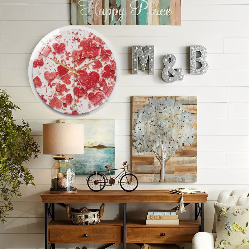 Horloge murale moderne en verre Scattered-Red-Hearts-On-White-Circle