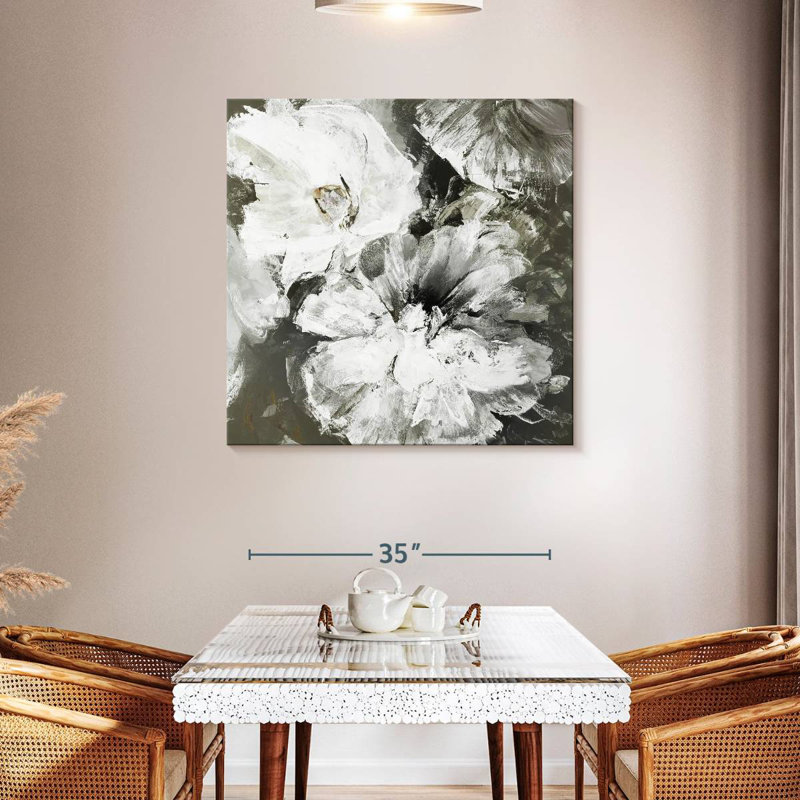Fleurs blanches et grises, H 39 po x l 39 po