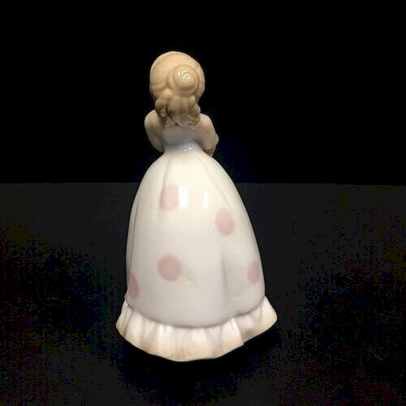 Figurine fille avec un chapeau