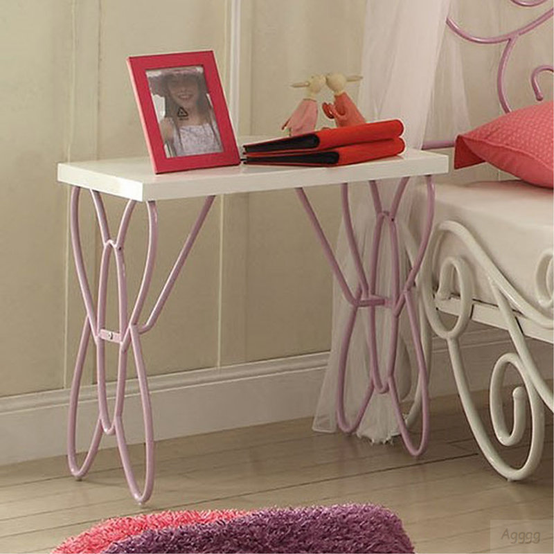 Table de chevet blanche et mauve clair
