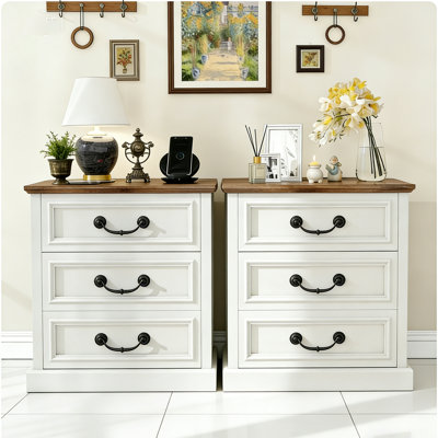 Table de bout Farmhouse avec station de charge, table de chevet à 3 tiroirs avec ports USB et poignée souriante, table de chevet en bois rustique pour le salon / la chambre à coucher