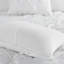 Le magnifique ensemble d'édredon capitonné 7 pièces de couleur blanche, hypoallergénique et élégant pour les lits de grande taille, rehausse l'esthétique de la chambre à coucher.-119068640-119068644