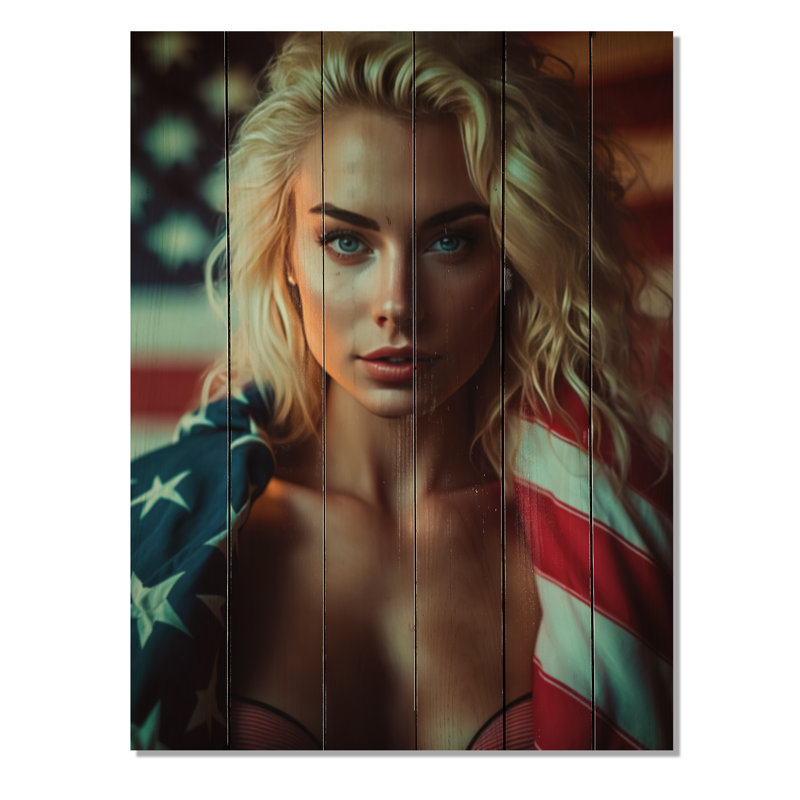 American Beauty I - Femme, impression sensuelle sur bois de pin naturel, H 32 po x l 24 po x P 0,78 po