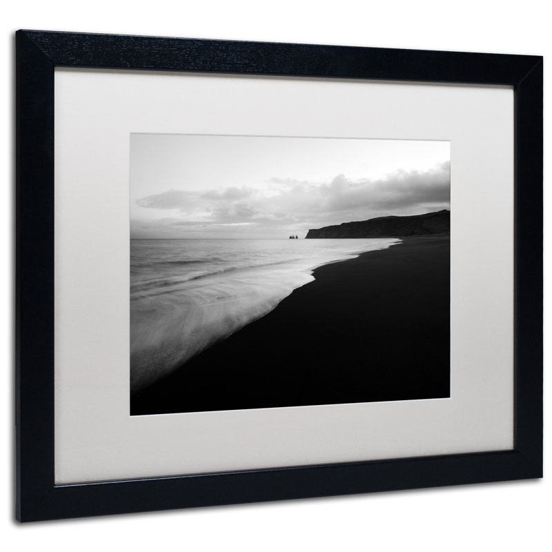 Fadel «On the Black Beach», reproduction de photo sur toile encadrée, H 16 po x l 20 po x P 0,5 po, Noir
