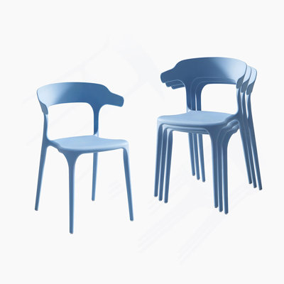 Un ensemble de 4 chaises empilées