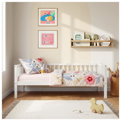 Lit de jour simple avec barrière de sécurité à lattes verticales sur 3 côtés, cadre en bois blanc avec lattes respirantes pour chambre d'enfant