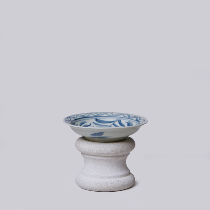 Petit plat floral en porcelaine bleue et blanche