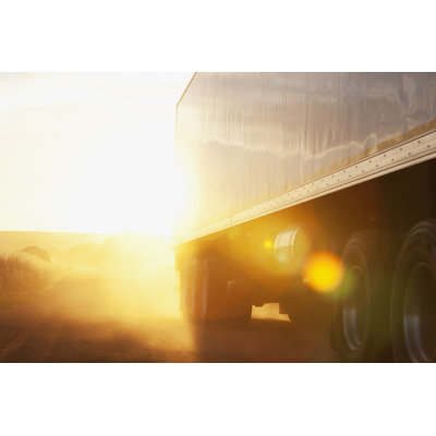 Conduite d'un semi-camion sur le chemin de terre par Martin Barraud
