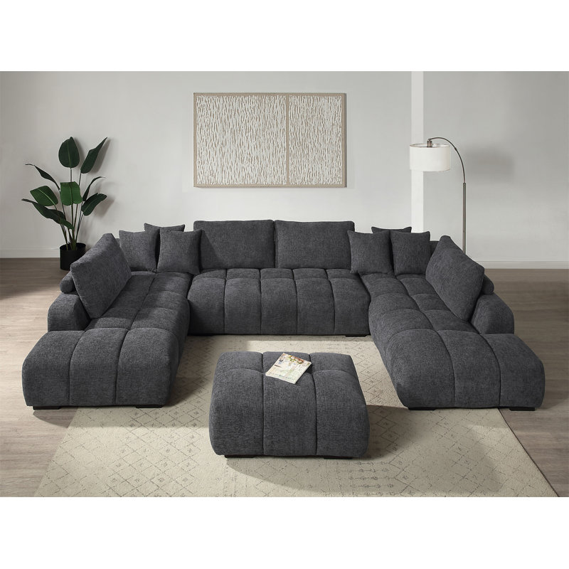 Canapé modulaire en chenille gris choisi avec coussins décoratifs et 2 repose-pieds