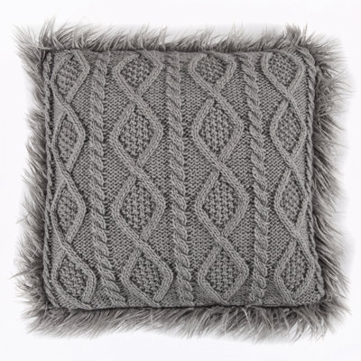 Coussin en tricot torsadé