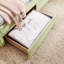 Lit de jour confortable en vichy avec deux tiroirs de rangement, port USB et adorable motif en forme de vague en tissu de lin-499321393-499321407