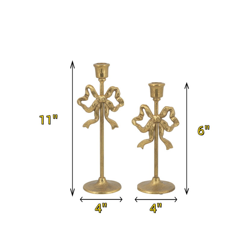 Un chandelier en fonte doré orné d'un motif d'arc ludique