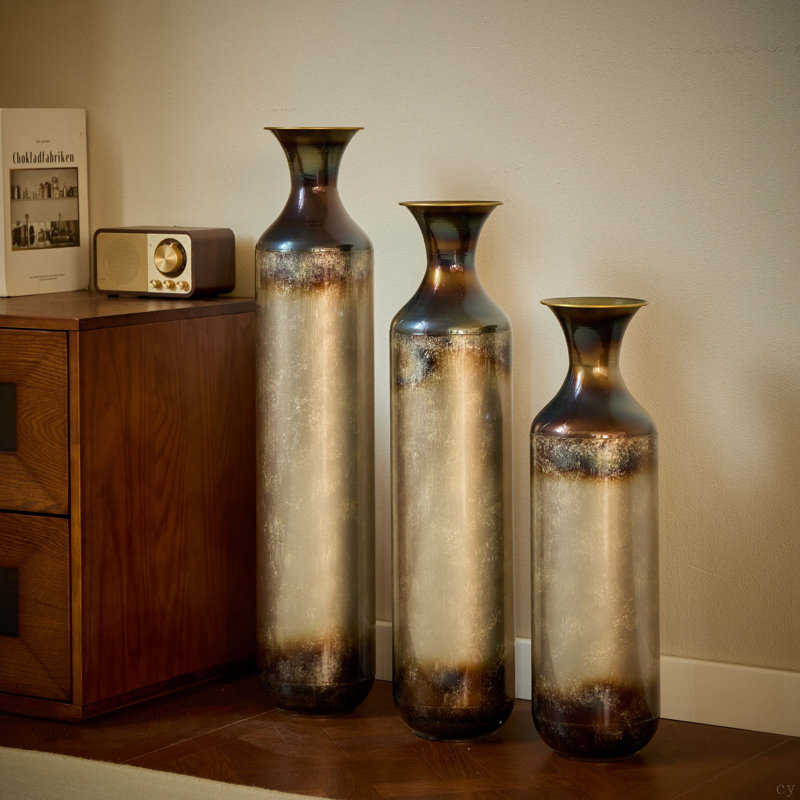 Vase de plancher Medhansh, Bronze