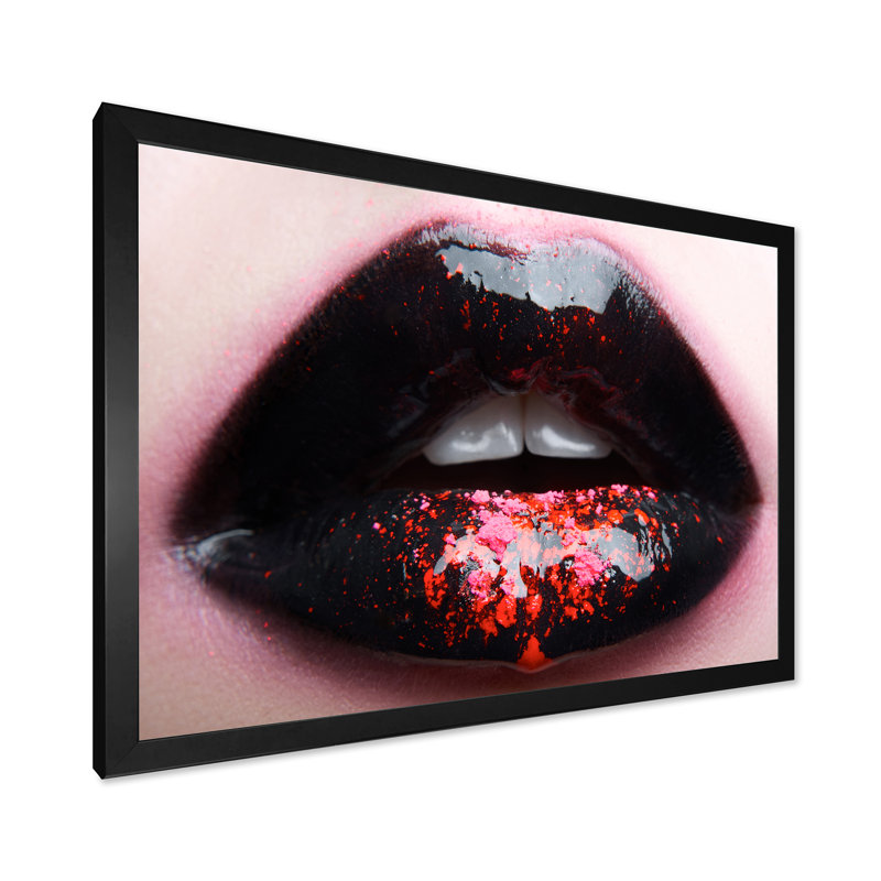 Femme charnue avec des lèvres noires et roses - Photographie sur toile, H 24 po x l 32 po x P 1 po, Cadre photo noir