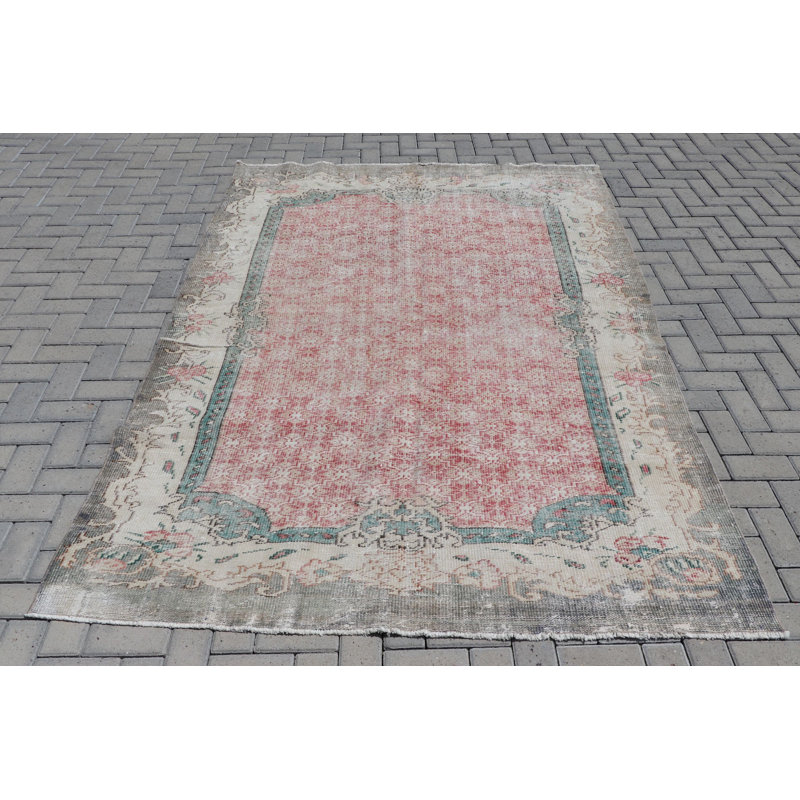 Tapis turc rétro fabriqué à la main avec une esthétique artisanale authentique, parfait pour ajouter une touche d'élégance traditionnelle à tout espace de vie