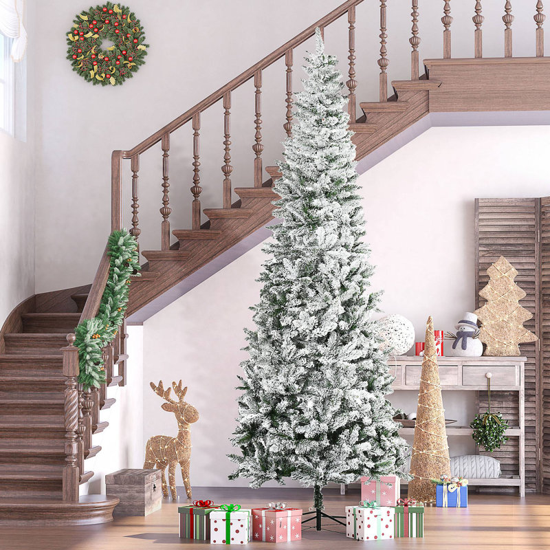 Arbre de Noël artificiel pin clair enneigé 9 pi avec branches réalistes et 1084 pointes, H 8,9 pi