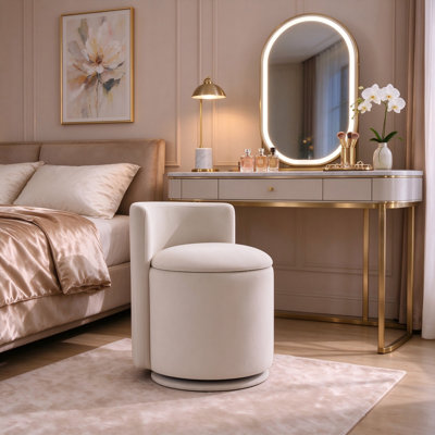 Fauteuil pivotant en velours beige, style tonneau, avec dossier incurvé et rangement intégré, idéal pour le salon.