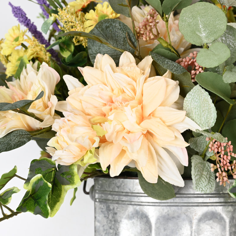 Centre de table avec arrangement floral