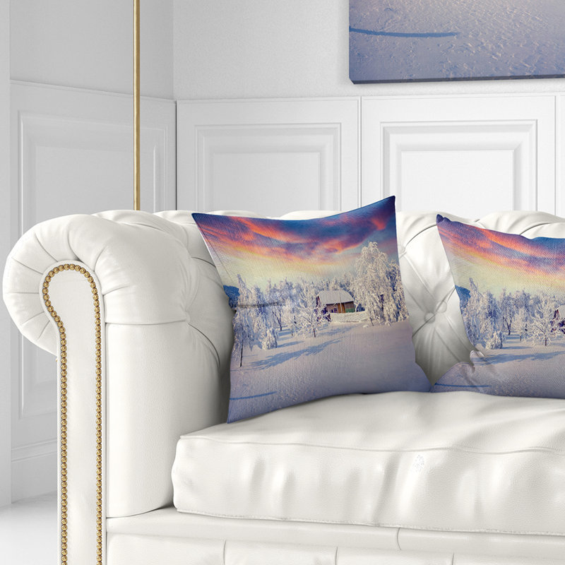 Couvert de neige recouvrant les arbres et les maisons - Coussin imprimé paysage, 18" x 18", Coussin décoratif