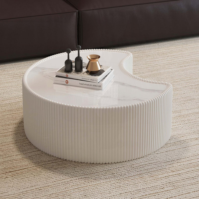 Table basse de forme irrégulière avec plateau en pierre frittée clair - Canapé moderne en cuir, Blanc, crème