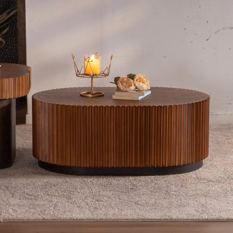 Table basse ronde de 2 pièces fabriquée à la main, à bords ondulés, multi-fonctions dans le salon comme table de bout ou de centre, et en bois massif