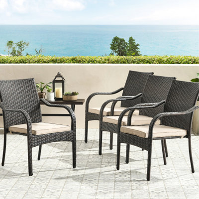 Chaise d'extérieur 4 pièces, résine brune, structure en fer, coussins d'eau, accoudoirs courbés, profondeur de produit de 24,56 po, largeur de 28,95 po, matériau principal en résine empilable de 34,7 po,