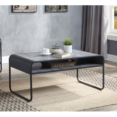 Table basse moderne et élégante avec tablette
