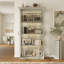 Armoire rustique avec lumière chaude