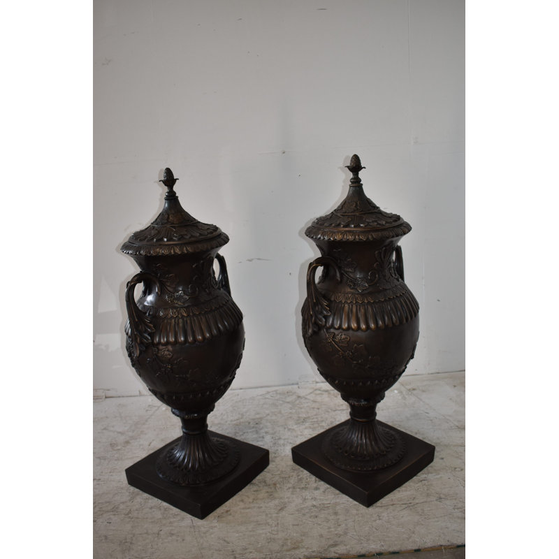 Une paire d'urnes ou de vases en bronze pur Taille: 21 po x 18 po x H 47 po