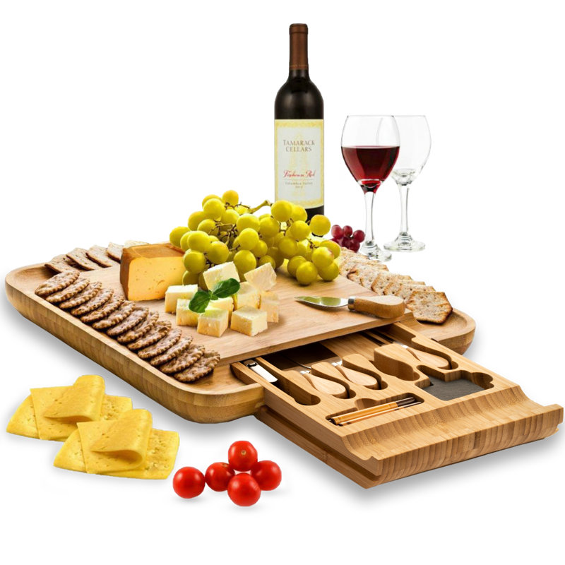 Ensemble de charcuterie avec couteaux à fromage - Planche à fromage en bambou pour servir la viande, le fromage et les craquelins - Cadeau de pendaison de crémaillère, de mariage et d'anniversaire parfait pour les femmes et les couples