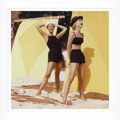 Glamour, «Two modèles on a beach», Frances McLaughlin-Gill, 1 avril 1956
