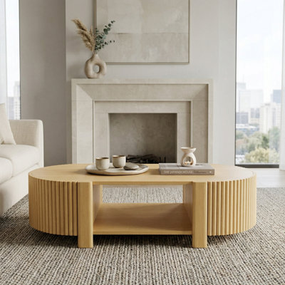 Table basse ovale cannelée en bois d'hévéa avec tablette de rangement et deux portes, 47 po, finition naturelle