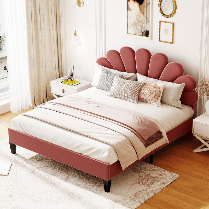 Grand lit plateforme tapissier en velours, Grand lit