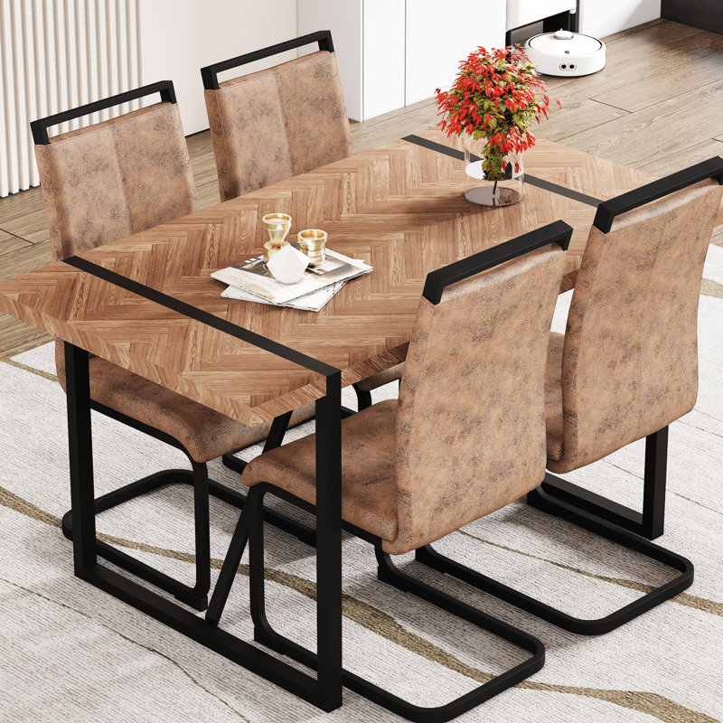 Repas chic: table en bois texturée en forme d'os de poisson avec supports en métal noir stables, paire de 4 chaises en tissu brun respirant et pieds durables et meubles durables: 55 po x 31,4 po x 30 po